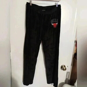 Women’s Black NBA Chicago Bulls  Velour Drawstring Graphic Pants. Large